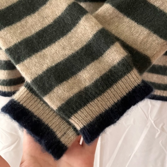 Jumper 1234 Cropped V-Neck Cashmere Sweater - Picture 3 of 5